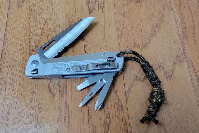 Knife and screwdriver combo for EDC